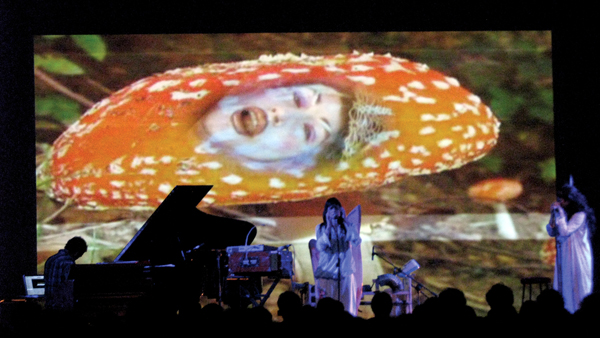 http://www.xyzbrighton.com/img/live_cocorosie_de_la_warr_pavillion_ed_isaacs_080510_11.jpg